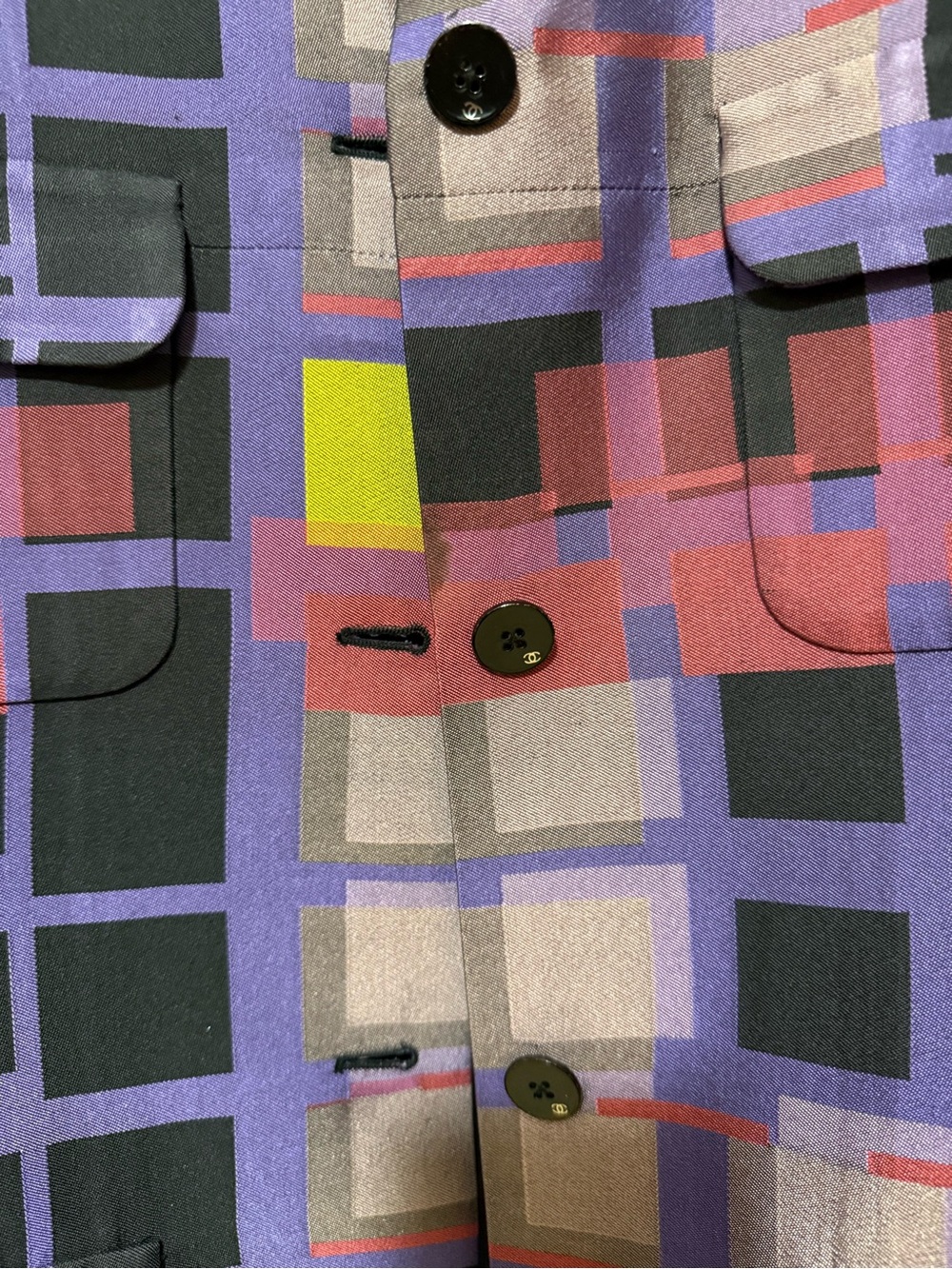 Chic CHANEL Silk Geometric Trench Coat - Picture 5 of 9